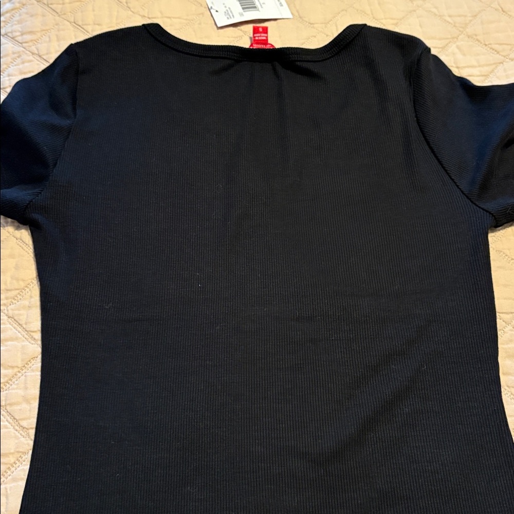 Guess Women's Black Short Sleeve Tee - Picture 3 of 4